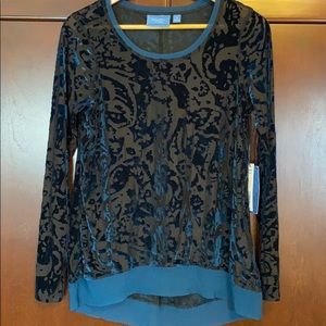 Beautiful Vera Wang top! Perfect for the holidays!